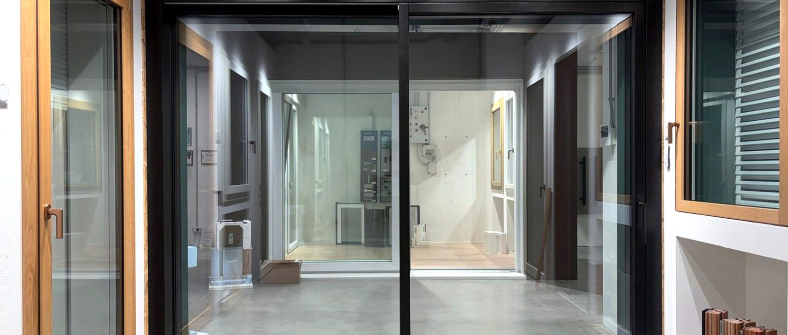 Finestra in PVC posata durante un cantiere