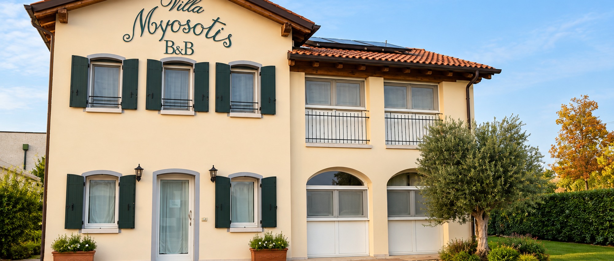 Villa con serramenti e oscuranti