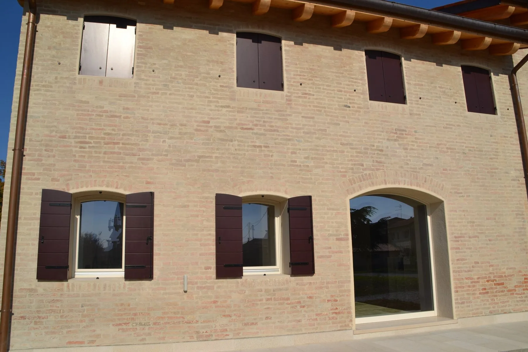 Facciata con scuri realizzati da Serramenti Salviato