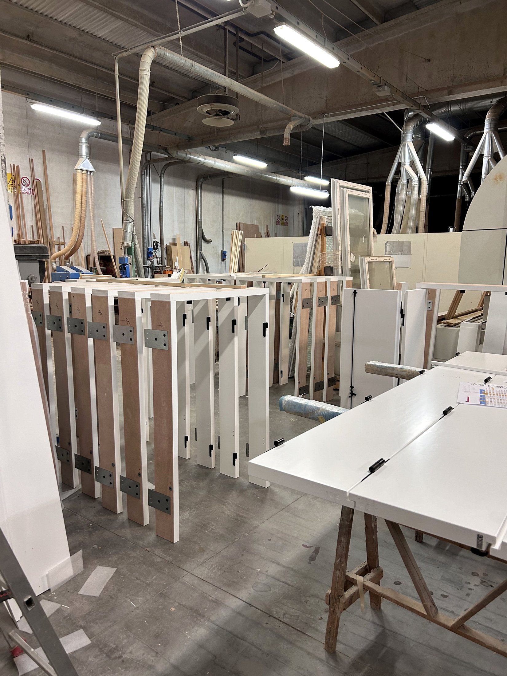 Lavorazione di serramenti in legno-alluminio