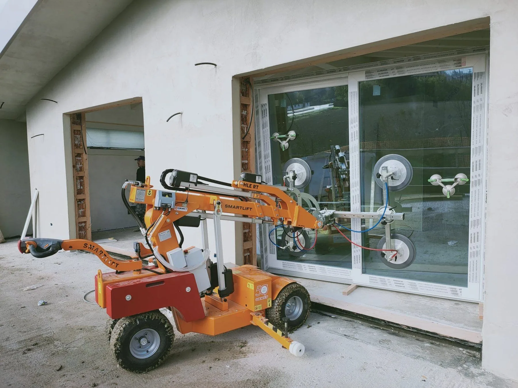 Posa di un serramento in cantiere con attrezzatura professionale
