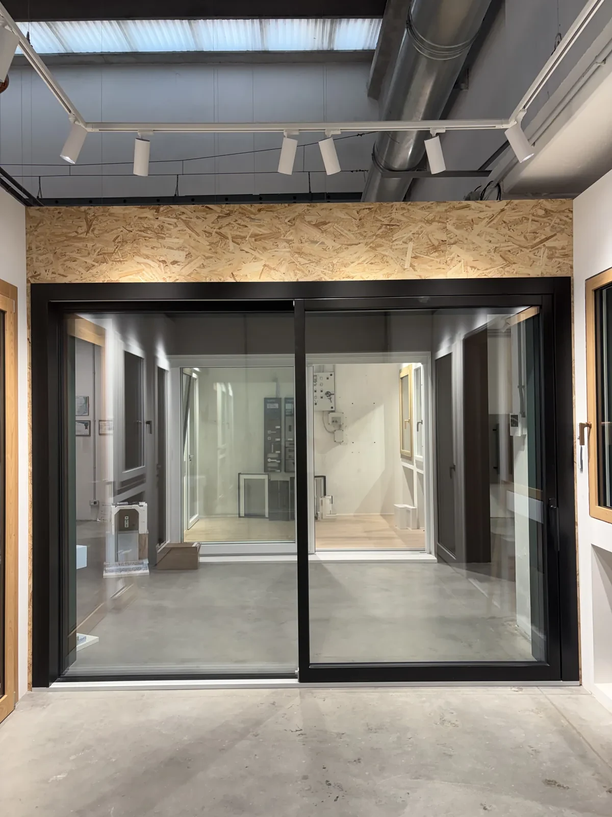 Esposizione di serramenti nello showroom Salviato