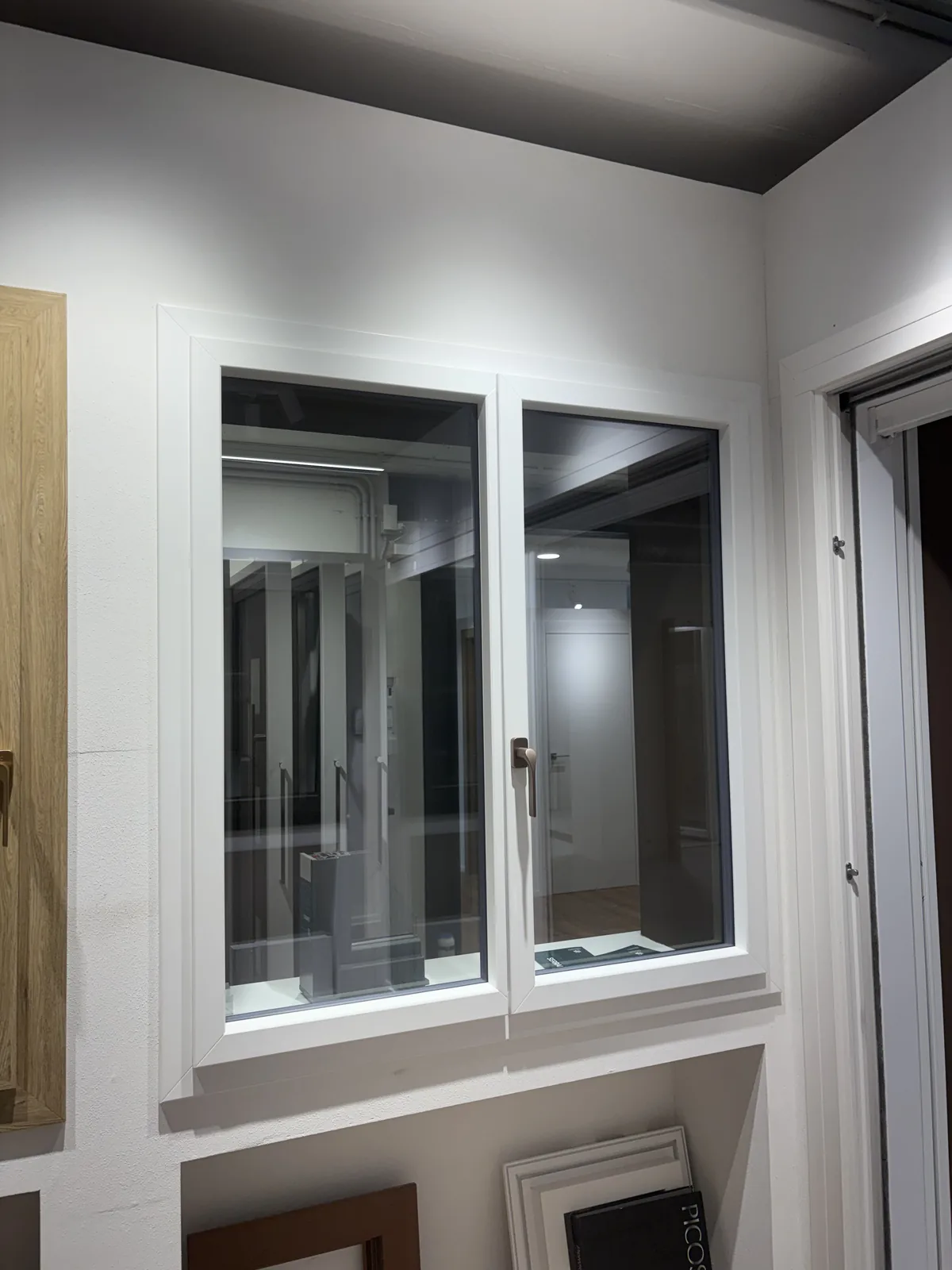 Serramento esposto nello showroom Salviato